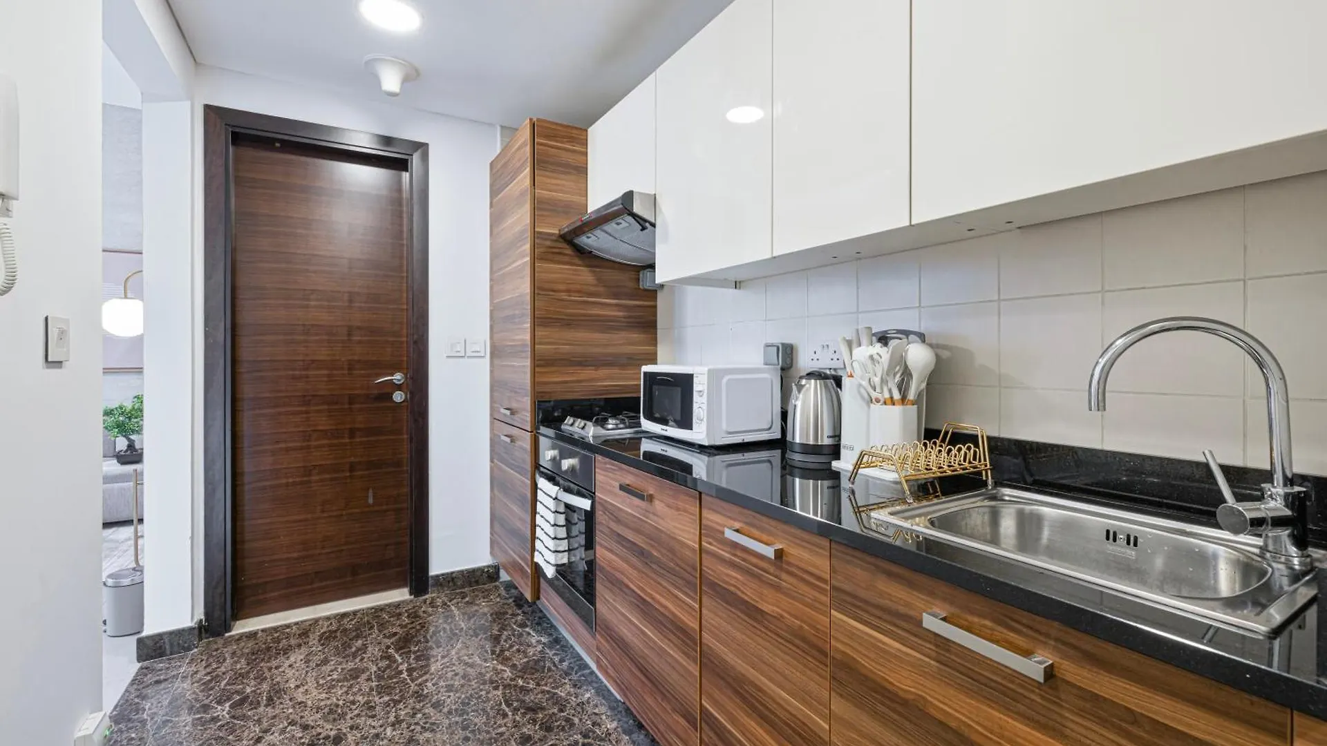 Charming Studio Retreat -Few Steps Away From Ocean Dubai Apartment